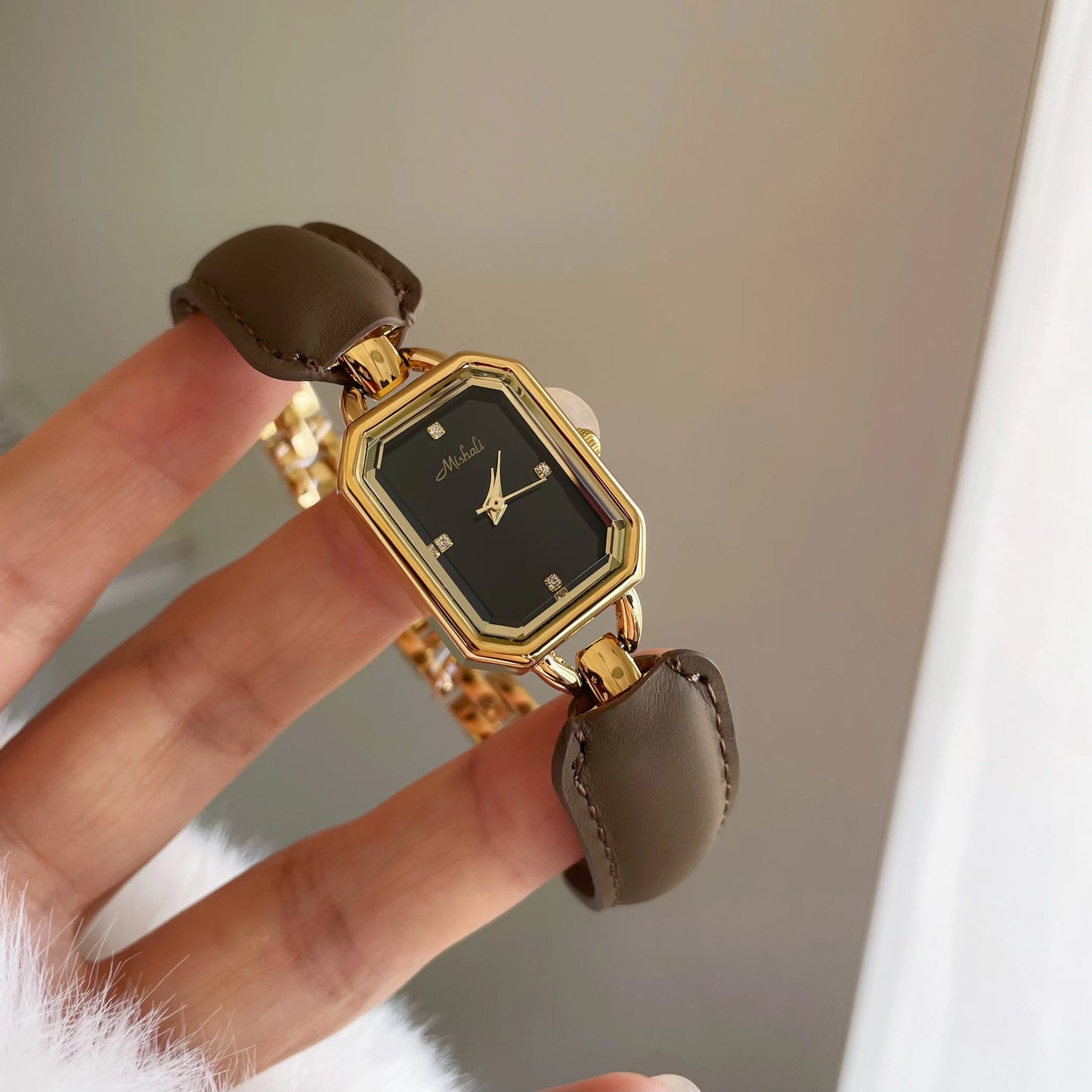 Retro French Quartz Watch – 2025 Collection