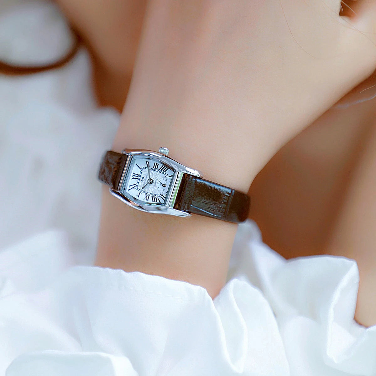 Retro Roman Dial Square Bracelet Watch – 2025 Collection