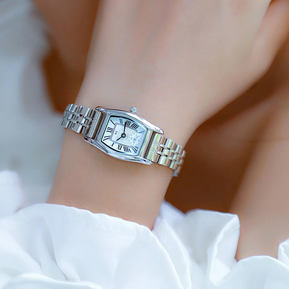 Retro Roman Dial Square Bracelet Watch – 2025 Collection