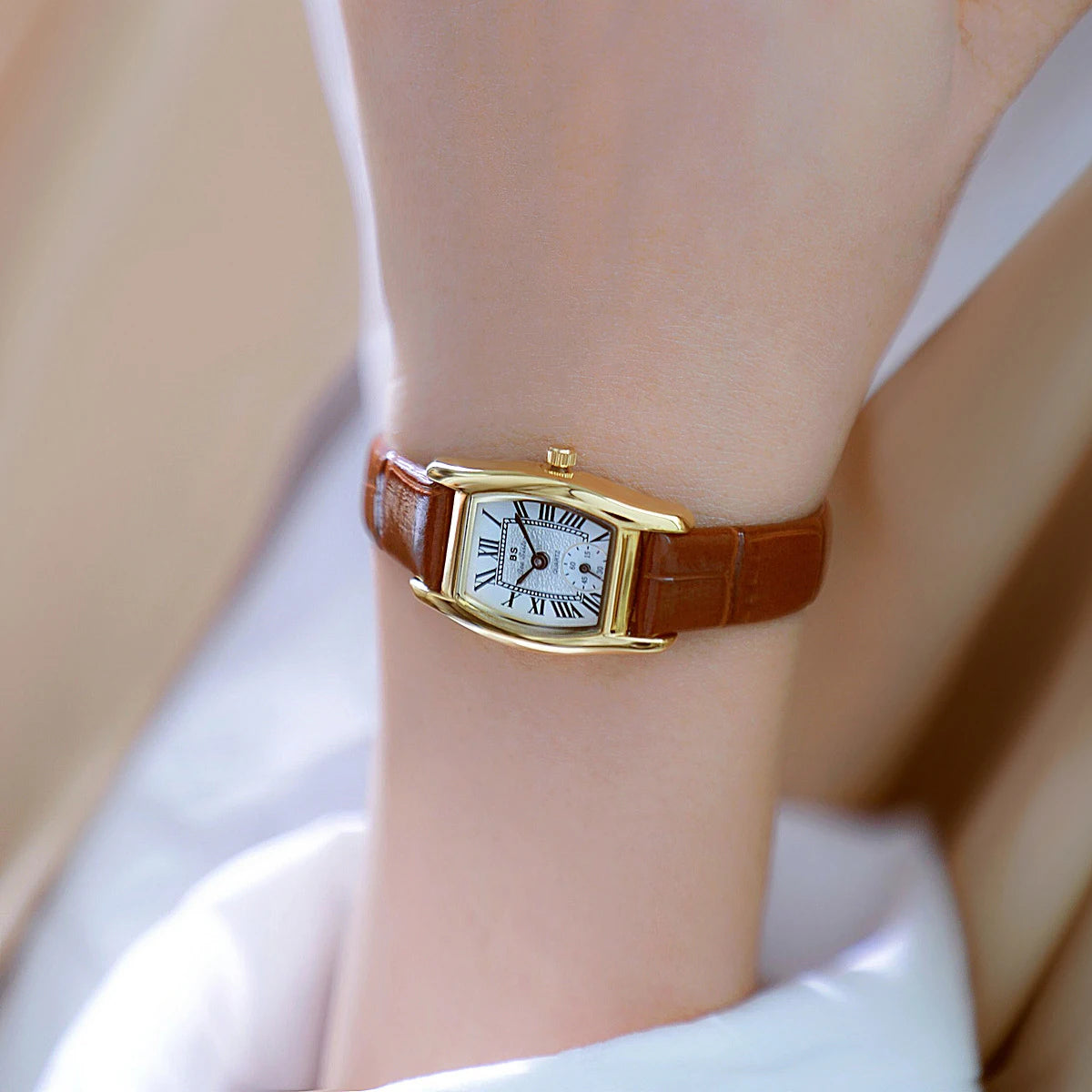 Retro Roman Dial Square Bracelet Watch – 2025 Collection