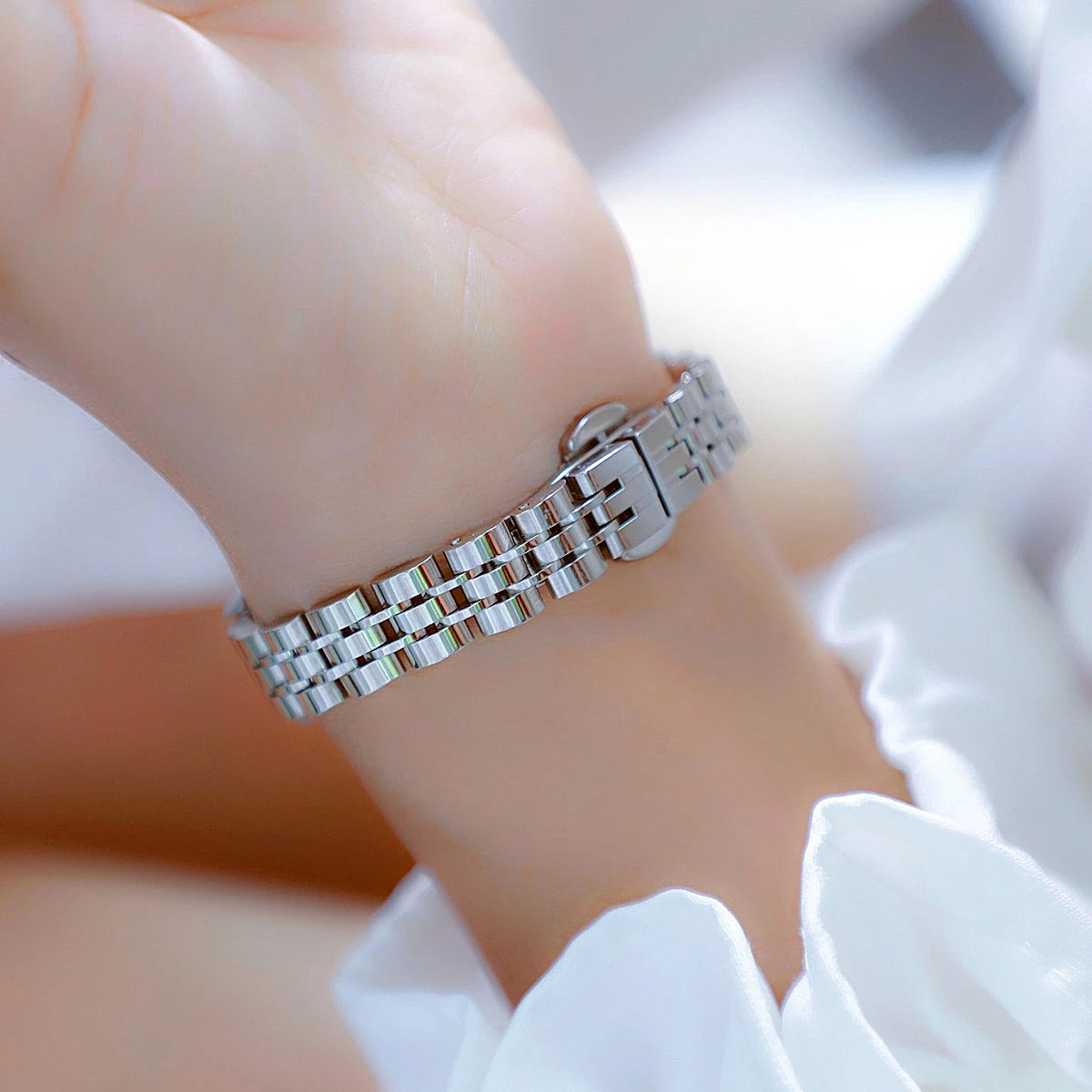 Retro Roman Dial Square Bracelet Watch – 2025 Collection