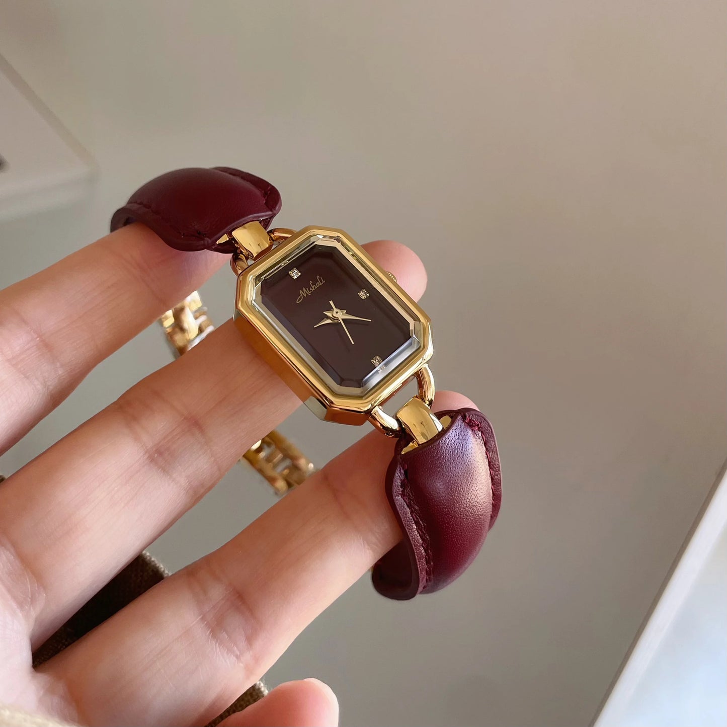 Retro French Quartz Watch – 2025 Collection