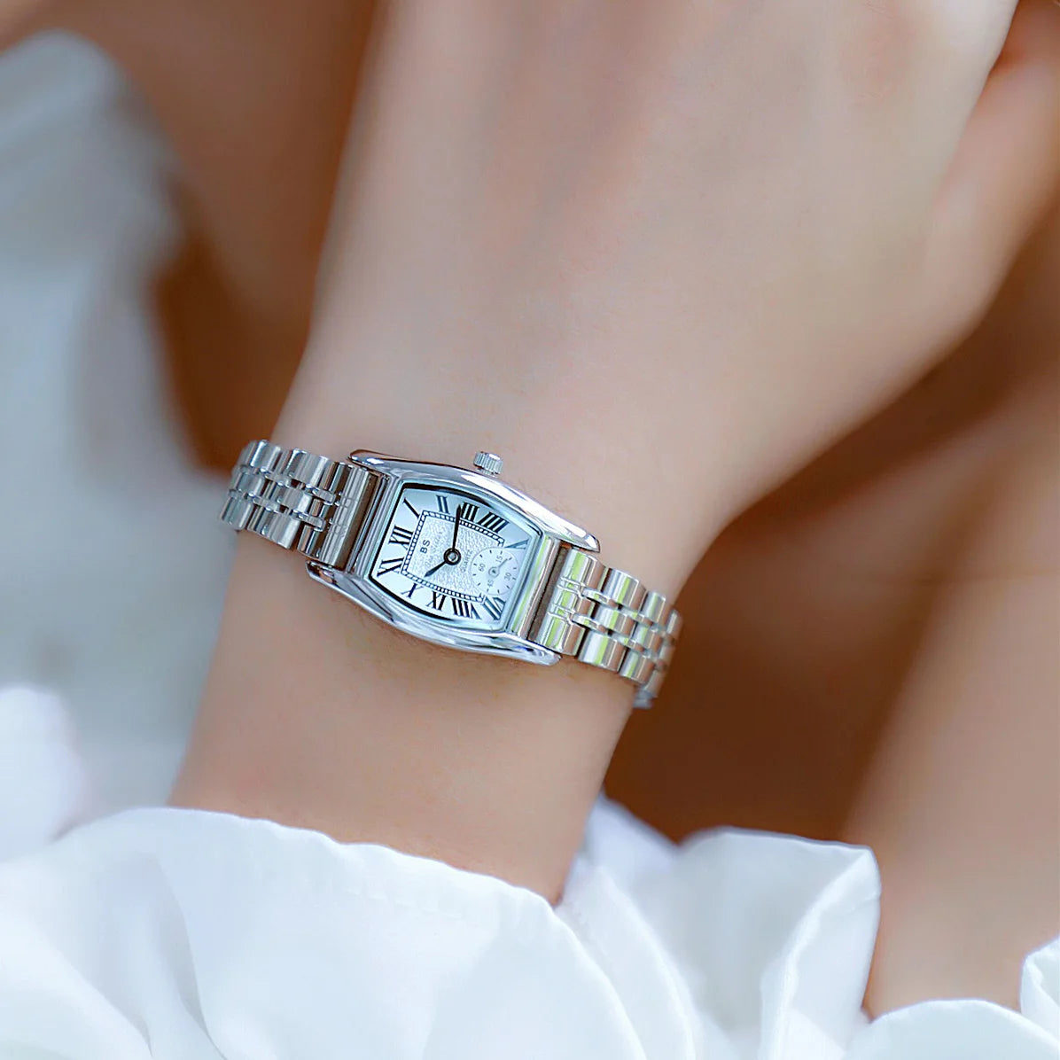 Retro Roman Dial Square Bracelet Watch – 2025 Collection