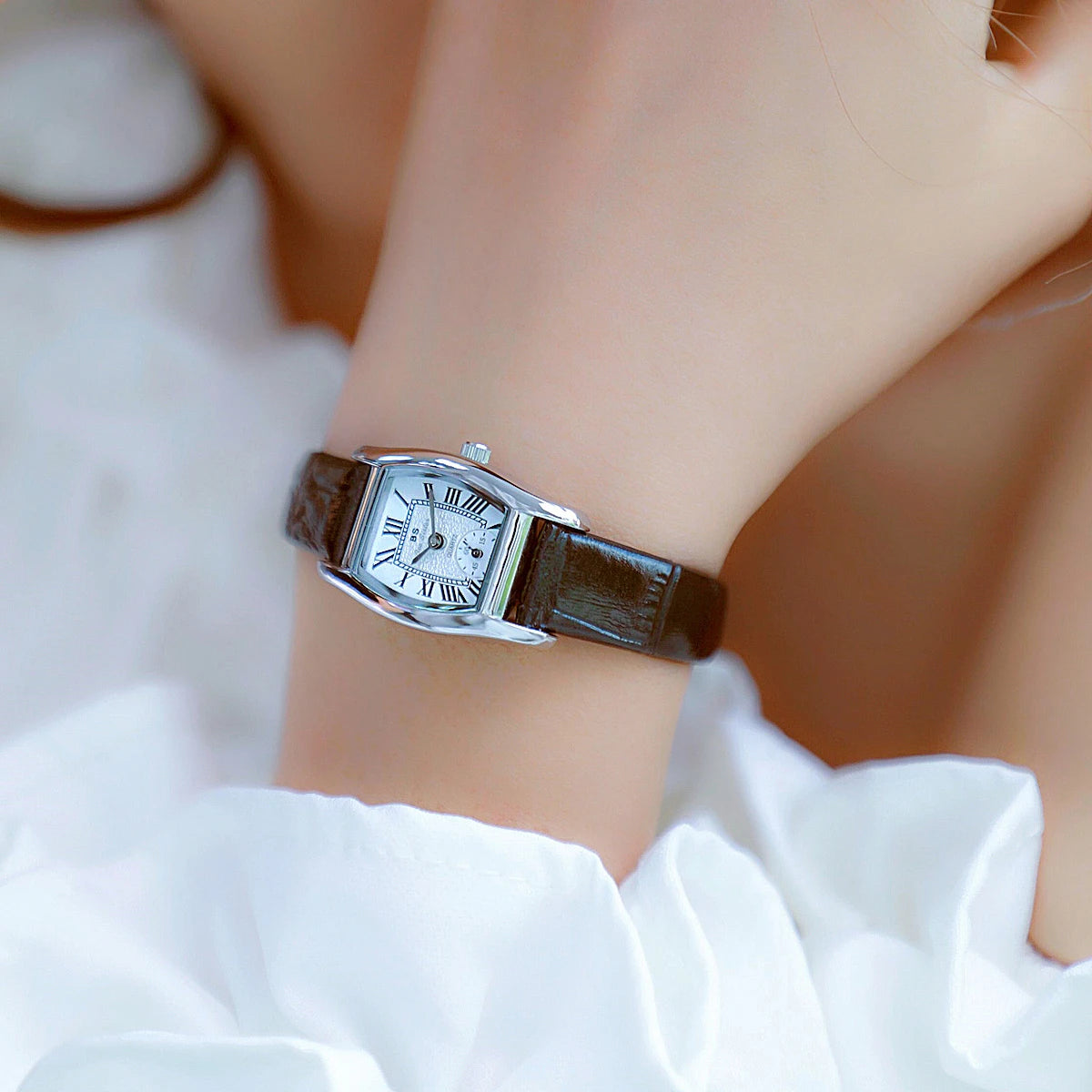 Retro Roman Dial Square Bracelet Watch – 2025 Collection