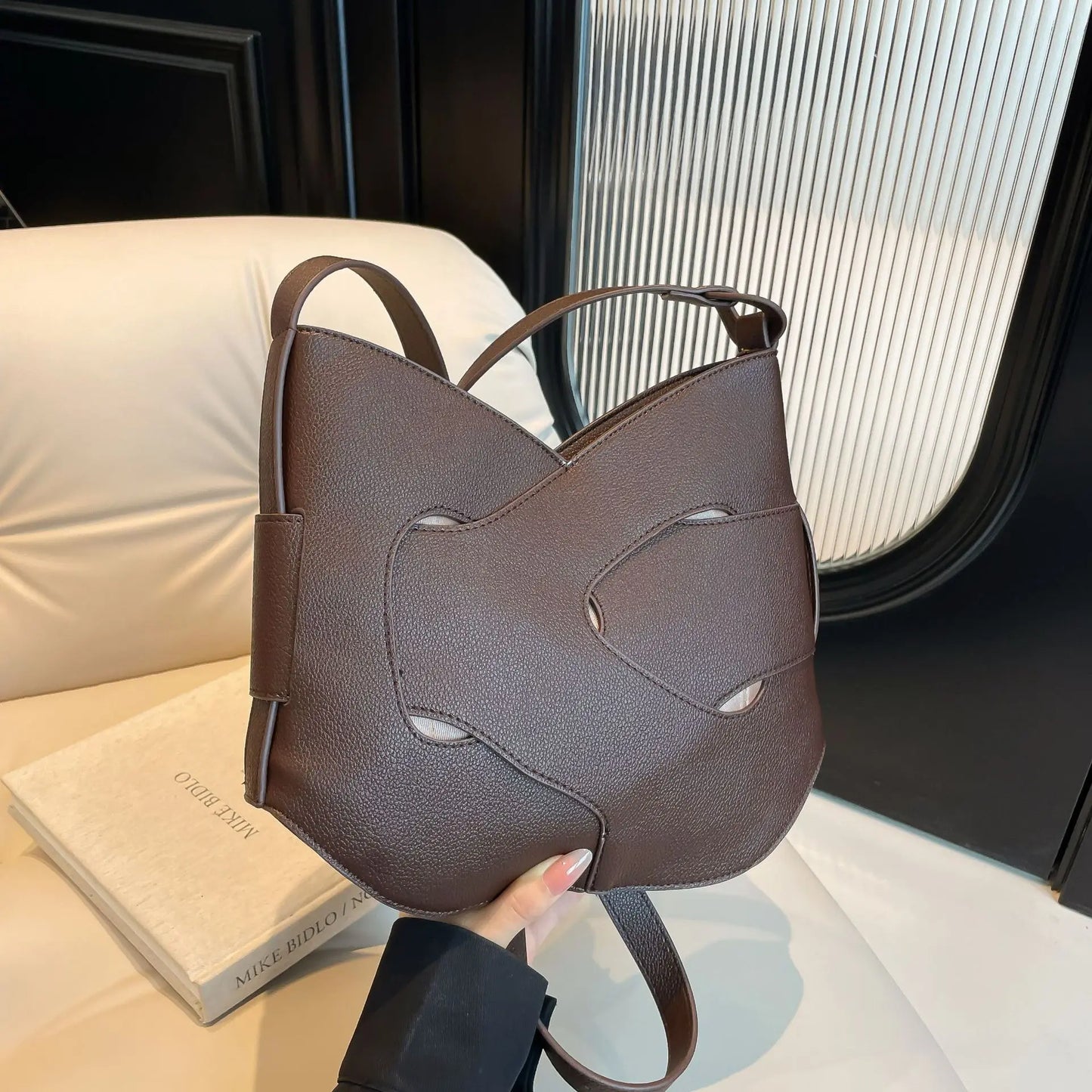 Light Luxury Woven Kink Shoulder Bag – 2025 Collection