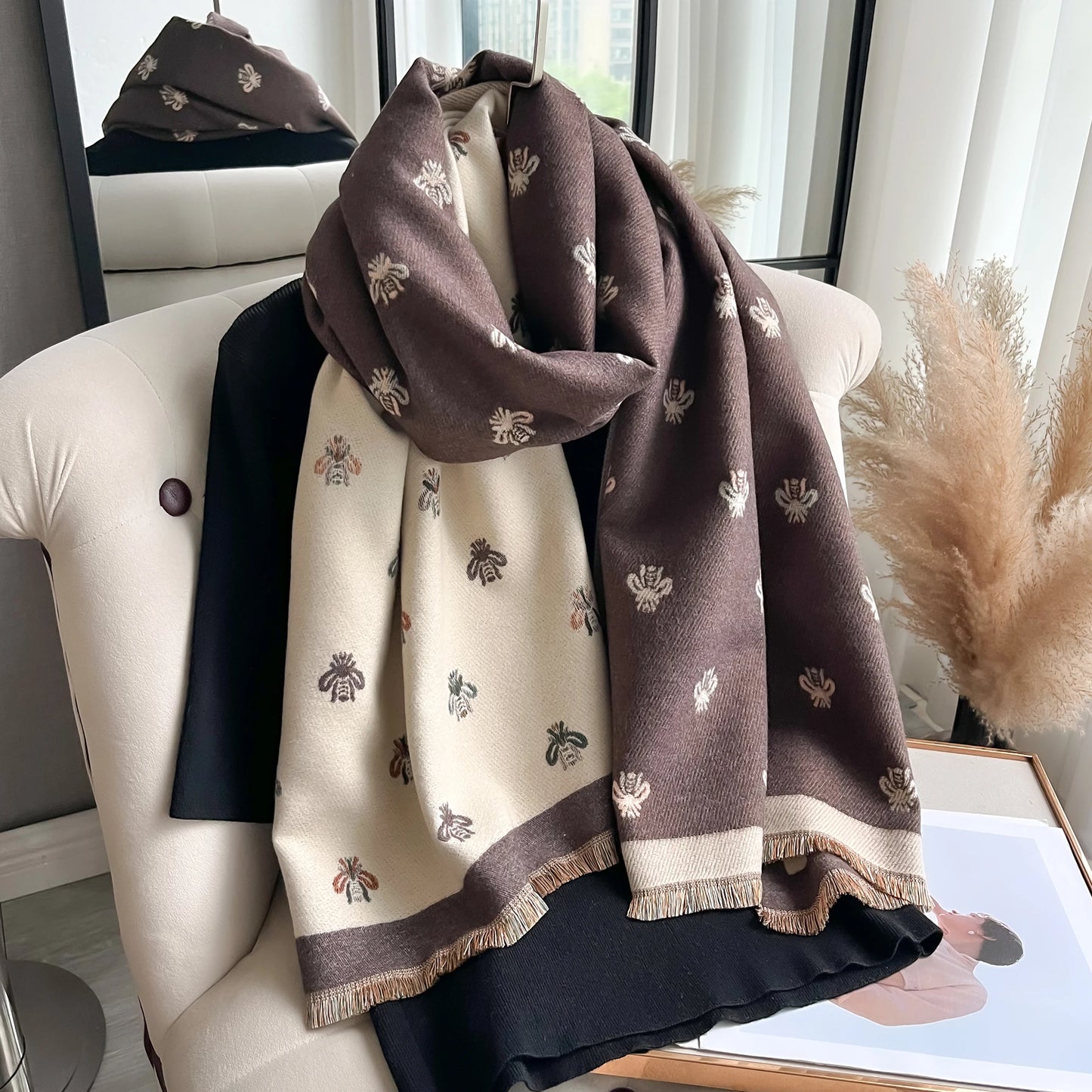 Luxury Bees Jacquard Winter Scarf – Winter 2025