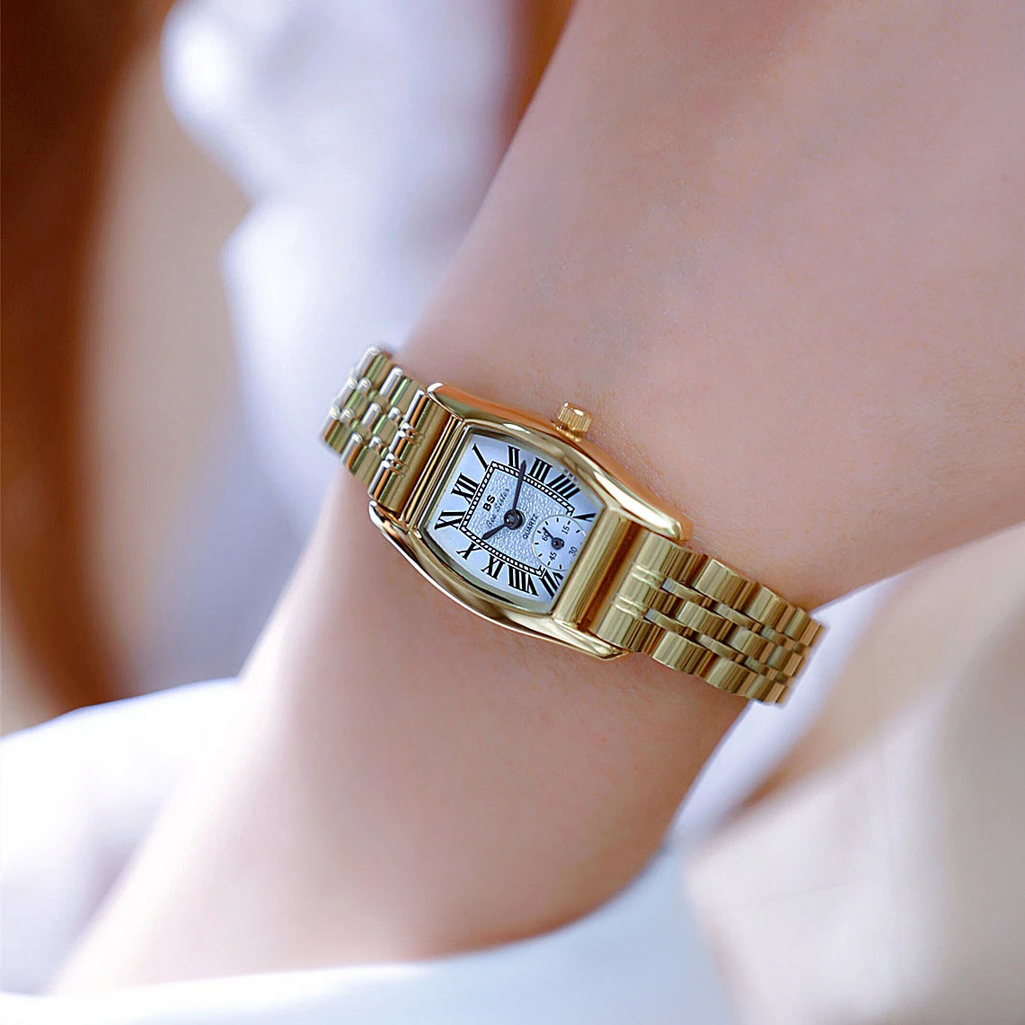 Retro Roman Dial Square Bracelet Watch – 2025 Collection
