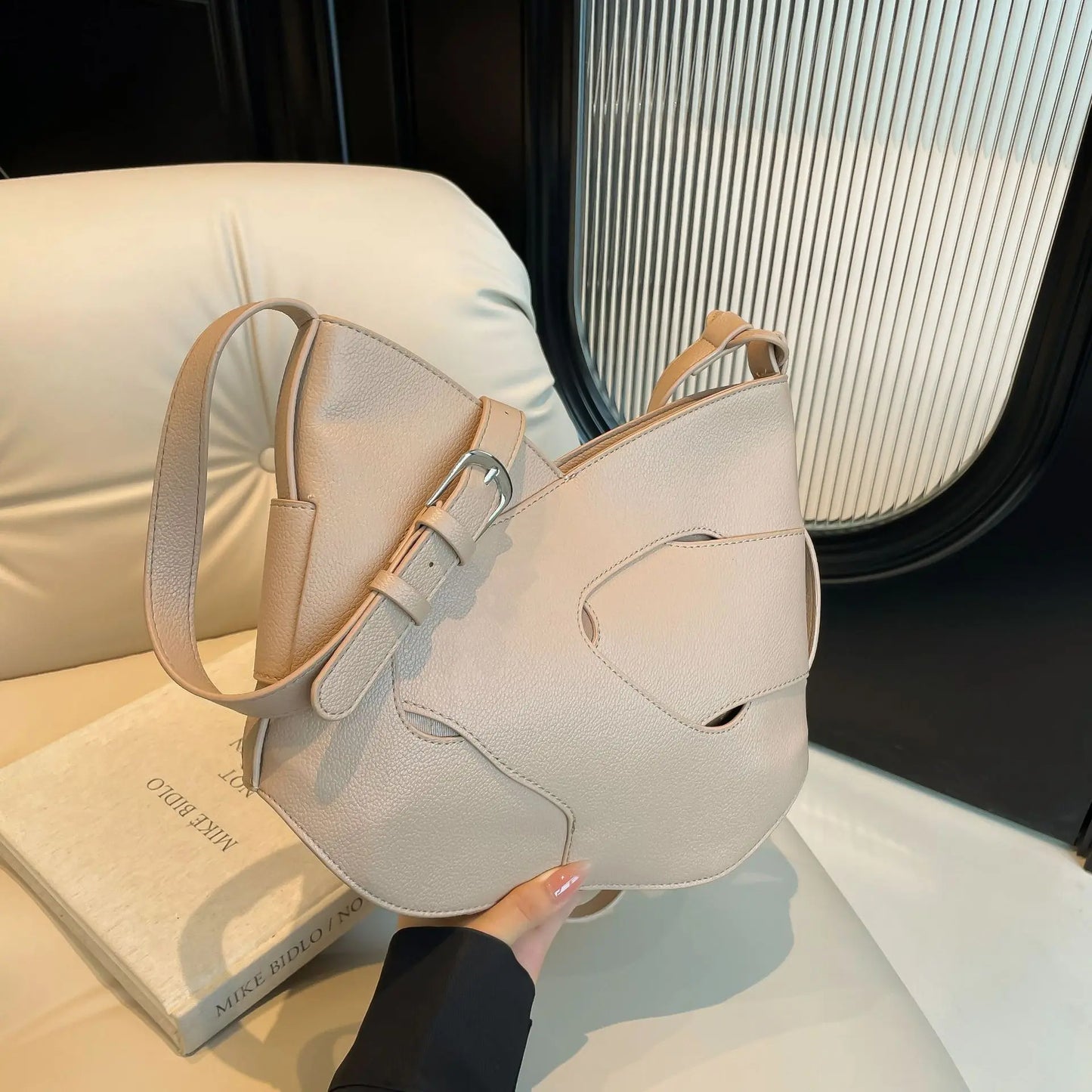 Light Luxury Woven Kink Shoulder Bag – 2025 Collection
